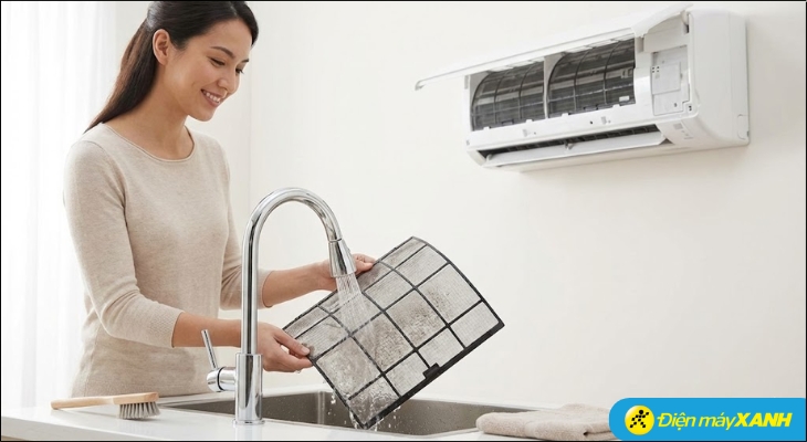 Tháo 2 tấm lưới lọc bụi ra ngoài, mang đi rửa sạch dưới vòi nước, để khô ráo rồi lắp lại vị trí cũ