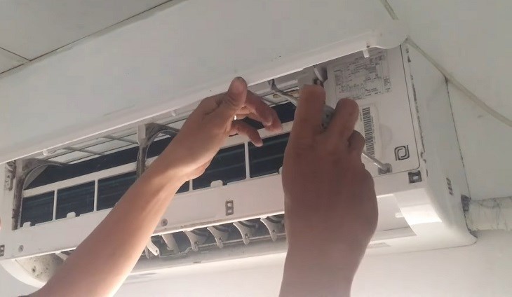Tiến hành tháo mặt nạ trên dàn lạnh điều hòa Nagakawa bằng tua vít