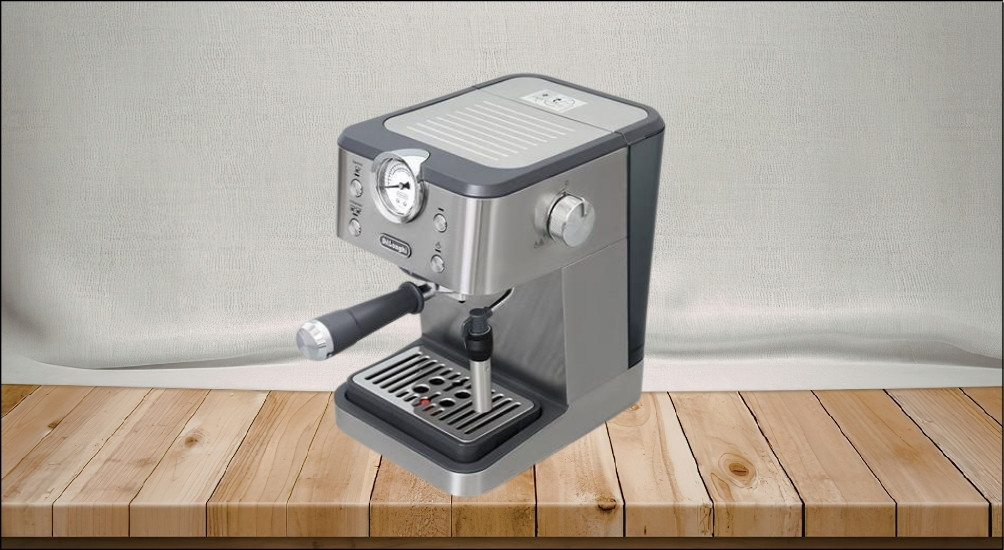 Máy pha cà phê Delonghi EM450.M có công suất 1325W, cho thời gian chiết xuất khoảng 30 giây, phù hợp người thích pha cà phê nhanh