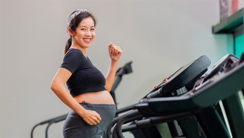 Mẹ bầu nên tập luyện trên máy chạy bộ với cường độ thấp để xua tan cơn đau nhức cơ, xương