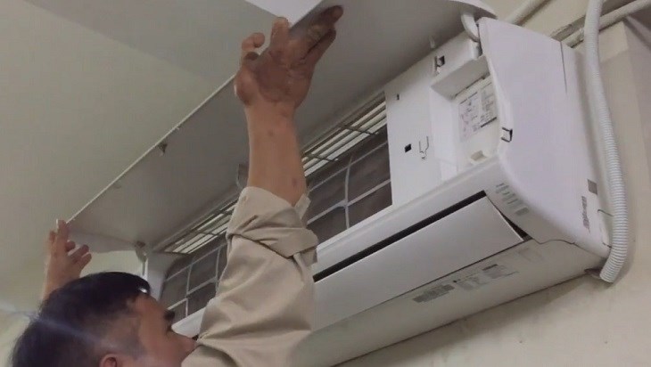 Tắt nguồn máy lạnh, rồi mở nắp dàn lạnh của điều hòa.