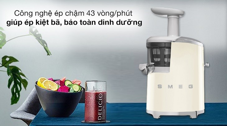 Máy ép chậm Smeg SJF01CREU (535.43.625) sở hữu công nghệ ép chậm 43 vòng/phút giúp ép kiệt bã, bảo toàn các chất dinh dưỡng