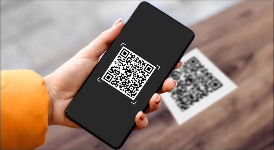 Bạn cần cẩn trọng với mã QR được dán ở nơi công cộng một cách đáng ngờ, không có thông tin rõ ràng về người tạo hoặc mục đích