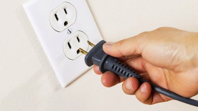 Bạn hãy rút phích cắm tầm 30 giây rồi gắn lại
