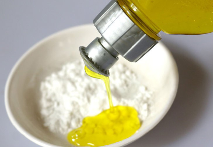 Cho baking soda và nước rửa bát vào chén