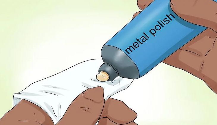 Cho kem đánh bóng lên khăn
