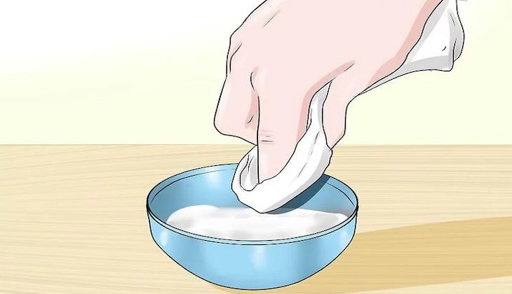 Nhúng khăn và hỗn hợp baking soda