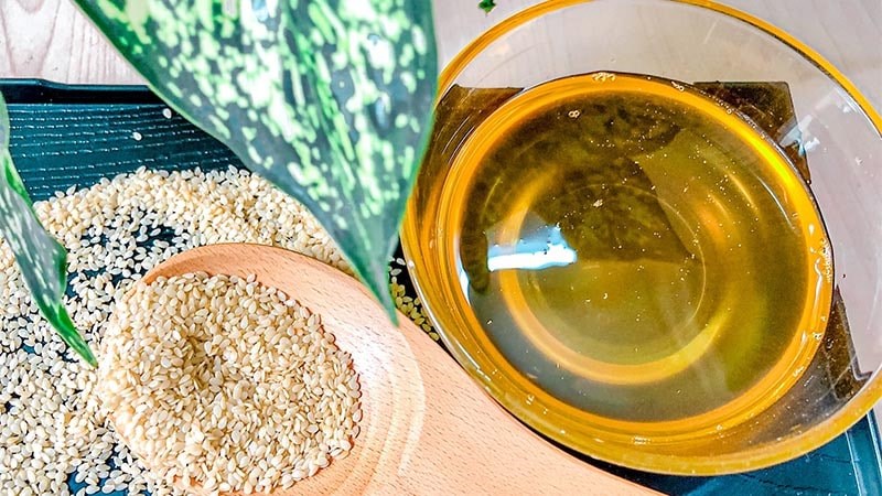 Dầu mè có khả năng xóa bay vết sơn khỏi quần áo của bạn.
