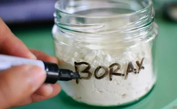 Hàn the hay còn gọi là borax giúp tẩy sơn trên quần áo dễ dàng.