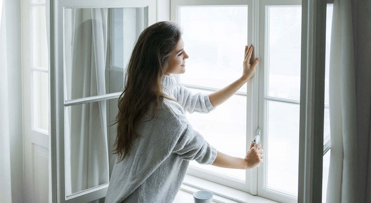 Bạn hãy đóng kín cửa khi bật máy lạnh giúp hạn chế nhiệt trao đổi ra ngoài