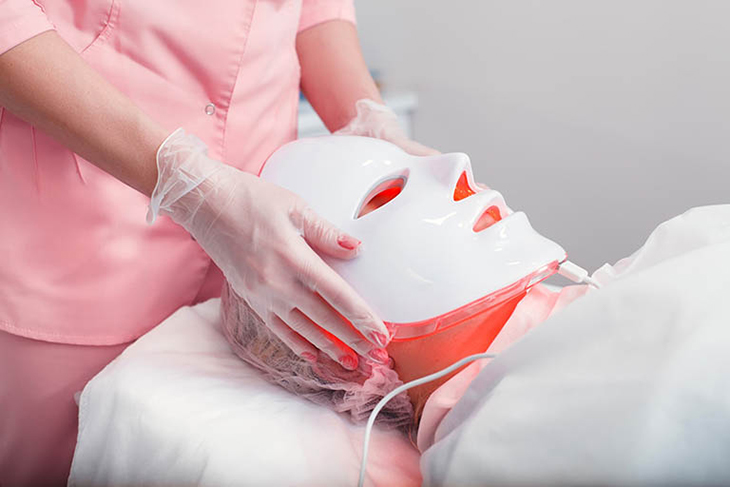 Ánh sáng cam của mặt nạ đèn LED giúp làm sáng da
