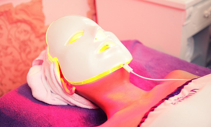 Mặt nạ đèn LED giúp phục hồi da nhờ ánh sáng vàng