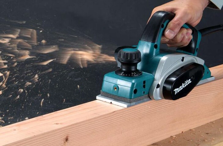 Khi bạn cung cấp nguồn điện cho máy bào gỗ Makita M1902B 580W lưỡi bào xoay sẽ được kích hoạt giúp bạn bào nhẵn bề mặt vật liệu nhanh chóng