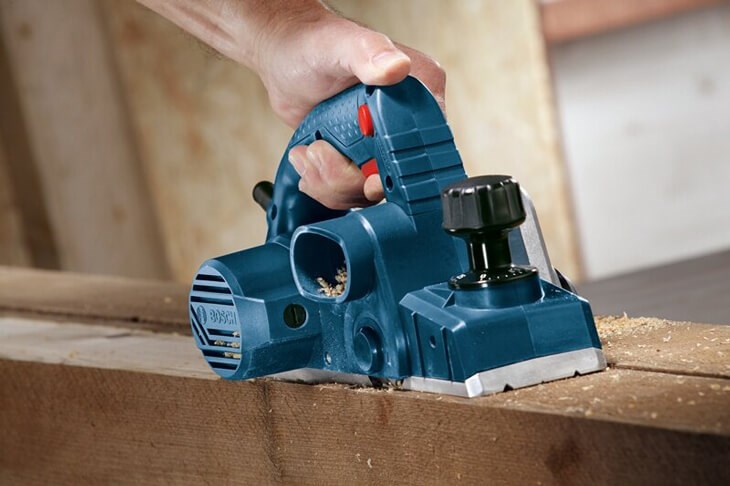 Máy bào cầm tay phù hợp để các hộ gia đình bào nhẵn bề mặt gỗ