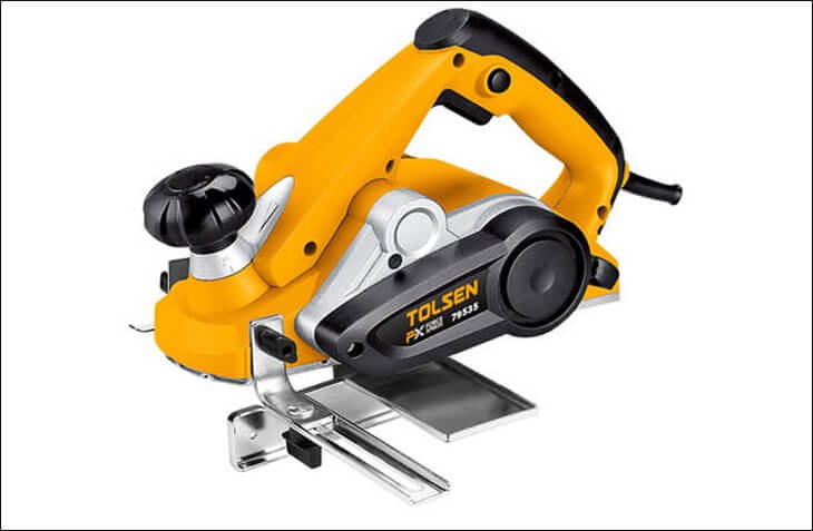 Thân máy bào gỗ Tolsen 79535 900W được làm từ kim loại và nhựa cao cấp cho khả năng chịu va đập và cách nhiệt tốt