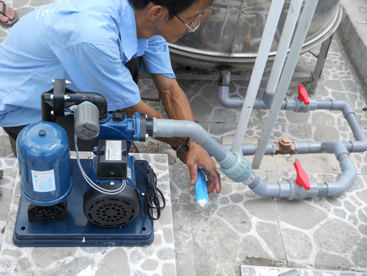 Đường ống hút bị hở, gây lọt không khí vào