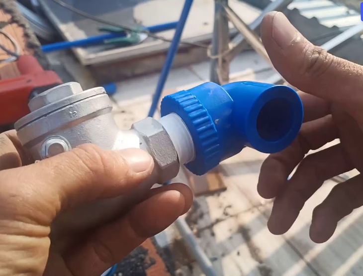 Van một chiều của đường ống hút không kín hay chõ bơm bị hỏng, mất tác dụng