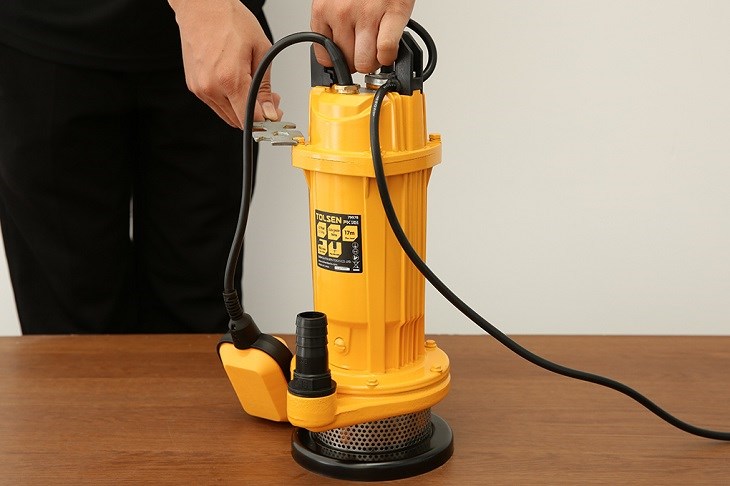Máy bơm chìm Tolsen 79978 370W có giá 1.990.000 đồng (giá cập nhật tháng 06/2023, có thể thay đổi theo thời gian)