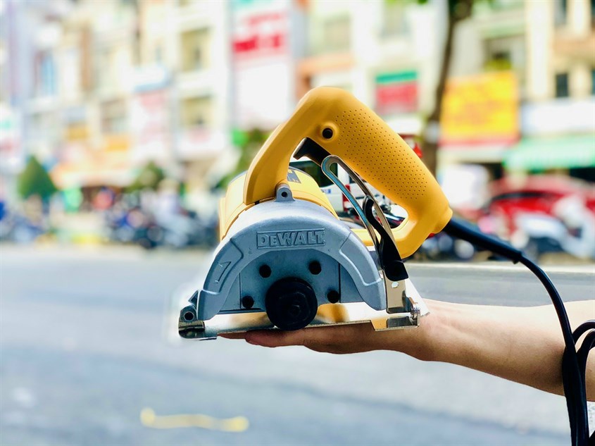 Máy cắt gạch Dewalt DW862-B1 có đường kính tay cầm hơi to
