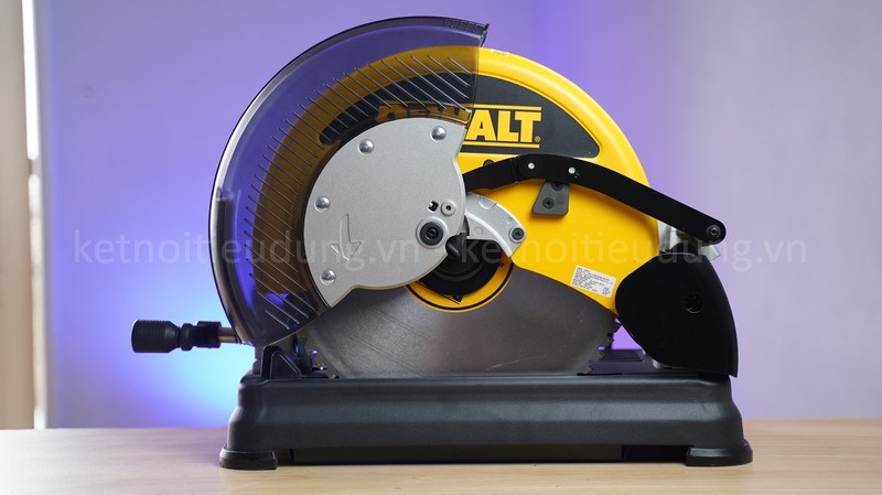 Máy cắt kim loại Dewalt DW872-KR 2200W có đĩa cắt lớn 35.5 cm, giúp cắt sâu và chuẩn xác