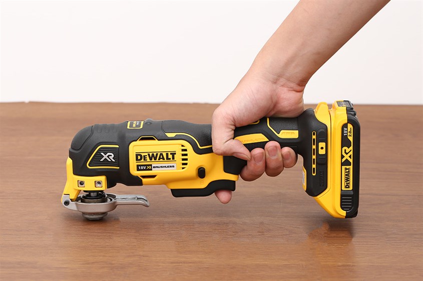 Máy cắt rung đa năng Dewalt DCS355D2-KR 18V có giá 8.092.000 đồng (cập nhật tháng 04/2023, có thể thay đổi theo thời gian)