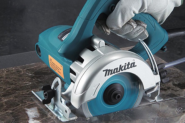 Máy cắt gạch Makita 4100NH2 1400W có mức giá 3.959.000 đồng (Giá cập nhật tháng 06/2023)