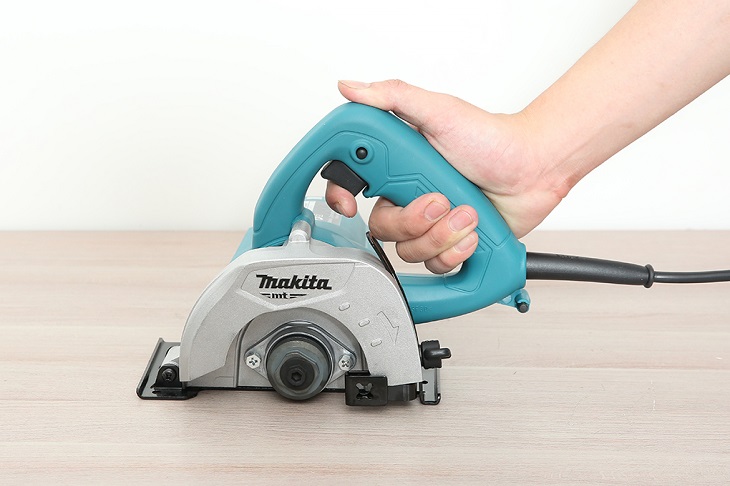 Máy cắt gạch Makita M0401B 1200W thiết kế nhỏ gọn và hiện đại.