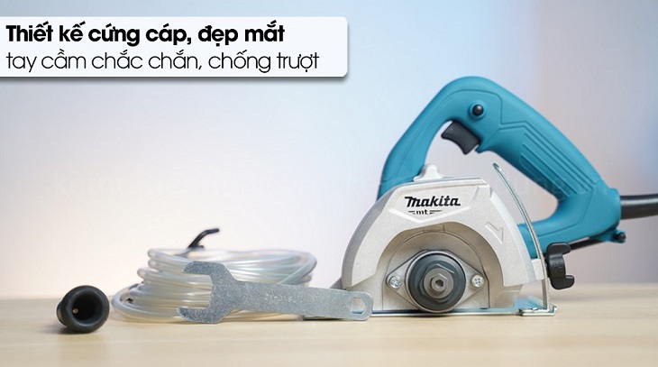 Máy cắt gạch Makita M4100B 1200W có thiết kế cứng cáp, đẹp mắt, tay cầm chắc chắn.