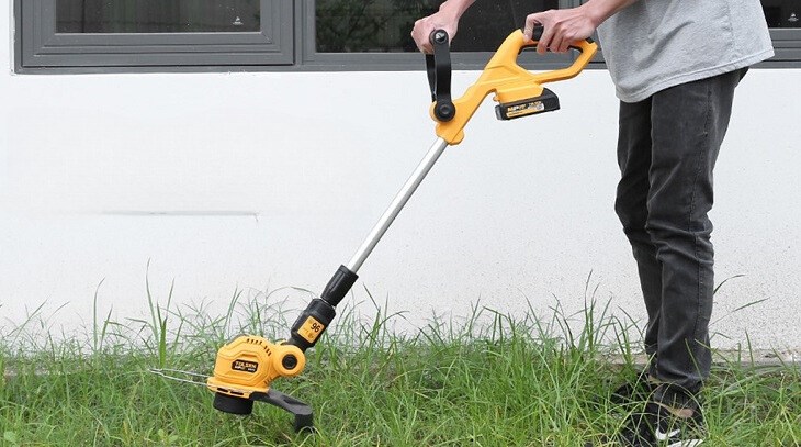 Máy cắt cỏ pin Tolsen 87372 20V được trang bị lớp cao su chống trượt ở tay cầm, giúp thao tác chắc chắn khi sử dụng