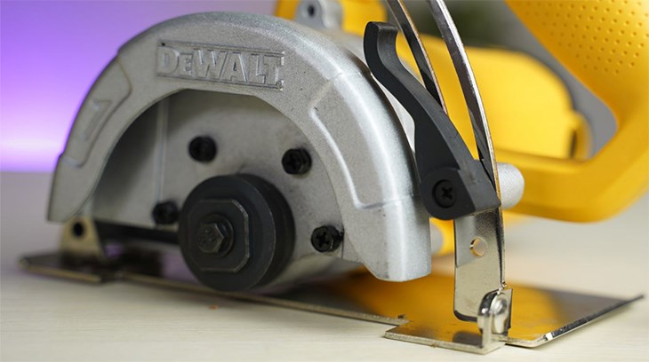 Máy cắt gạch Dewalt DW862-B1 1270W trang bị nút khoá cò giúp giảm thiểu tình trạng mỏi tay cho người dùng, không cần nhấn giữ cò liên tục