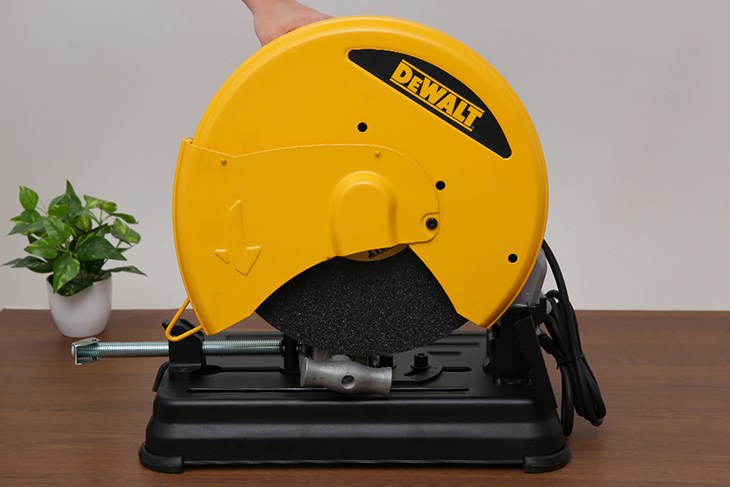 Máy cắt sắt Dewalt D28730-B1 2300W sở hữu thiết kế hiện đại cùng lớp vỏ màu đen vàng độc đáo