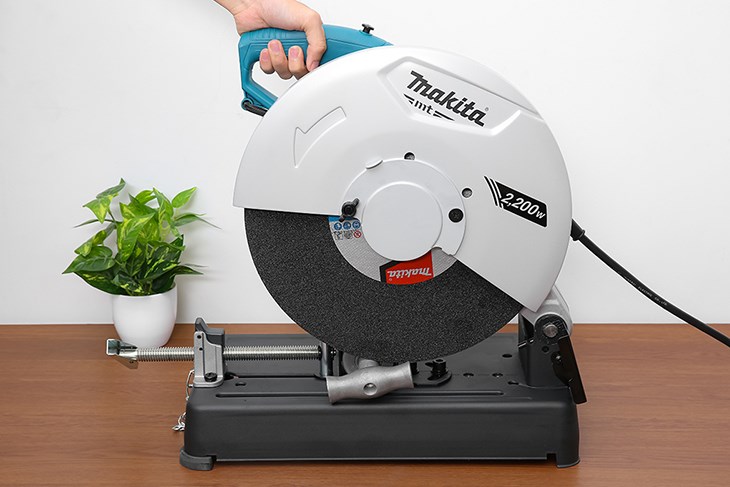 Máy cắt sắt Makita M2403B 2200W được trang bị bệ đỡ giúp quá trình cắt được dễ dàng và chính xác hơn