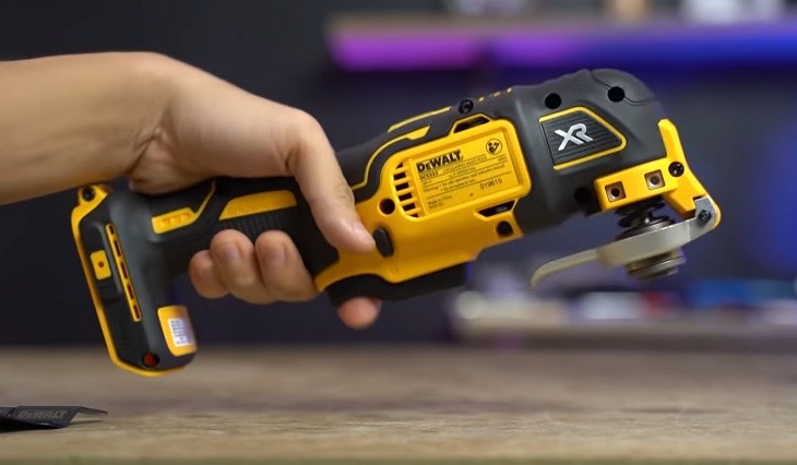 Máy cắt rung có kiểu thiết kế di động cao nhờ sử dụng pin sạc giảm thiểu vướng víu dây điện