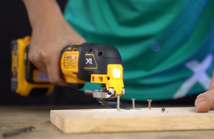 Máy cắt rung có thể cắt được đinh, gỗ và nhiều vật liệu khác thuận tiện cho việc thi công