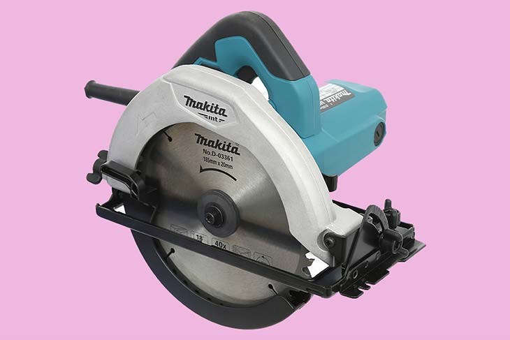 Máy cưa đĩa Makita M5801B 1050W có kiểu dáng hiện đại, khối lượng máy khoảng 3.5kg giúp di chuyển dễ dàng