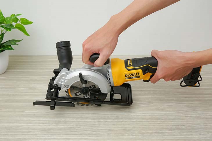 Máy cưa đĩa pin Dewalt DCS571N-KR 20V (không kèm pin, sạc) là loại máy sử dụng pin sạc tiện dụng