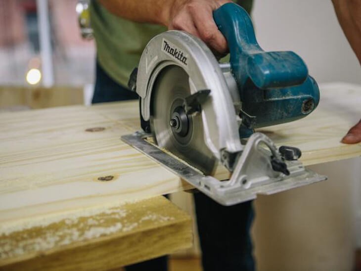 Máy cưa đĩa Makita M5801B 1050W có kiểu dáng hiện đại, kích thước nhỏ gọn, dễ dàng cầm nắm và di chuyển
