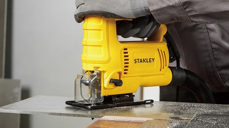 Khi bạn cung cấp nguồn điện cho máy cưa lọng Stanley SJ60-B1 600W lưỡi cưa sẽ nhận được lực và chuyển động lên/xuống để cắt vật liệu