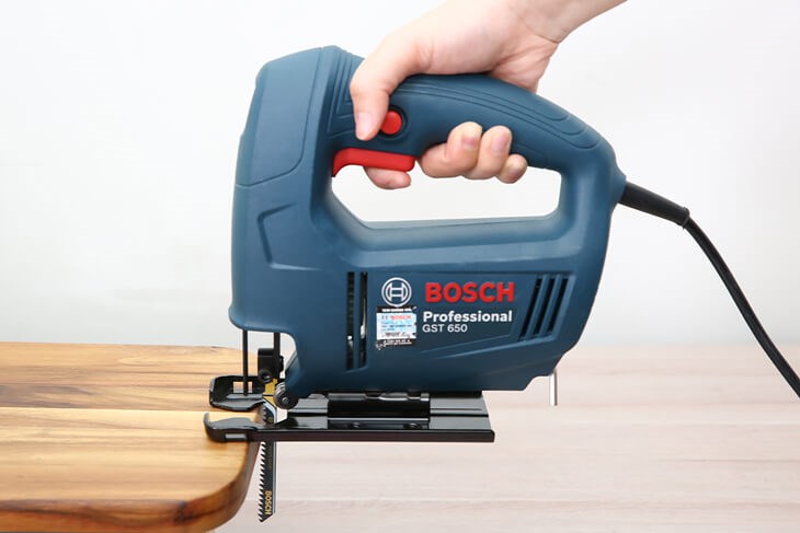Máy cưa lọng Bosch GST 650 450W có thiết kế nhỏ gọn, tay cầm mỏng nhẹ giúp bạn thao tác nhanh chóng