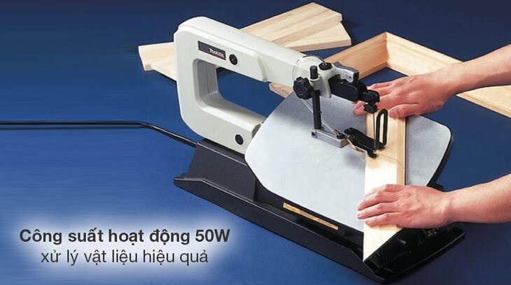 Máy cưa lọng bàn Makita SJ401 50W hoạt động với công suất 50W, tốc độ không tải tối đa 400-1600 vòng/phút, có khả năng cưa láng mịn, mượt mà nhôm, thép, gỗ,...