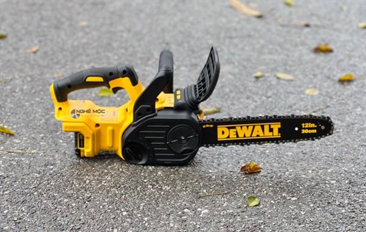 Máy cưa xích hoạt động dựa trên sự chuyển động của hệ thống răng cưa chuyển động quanh thanh dẫn hướng