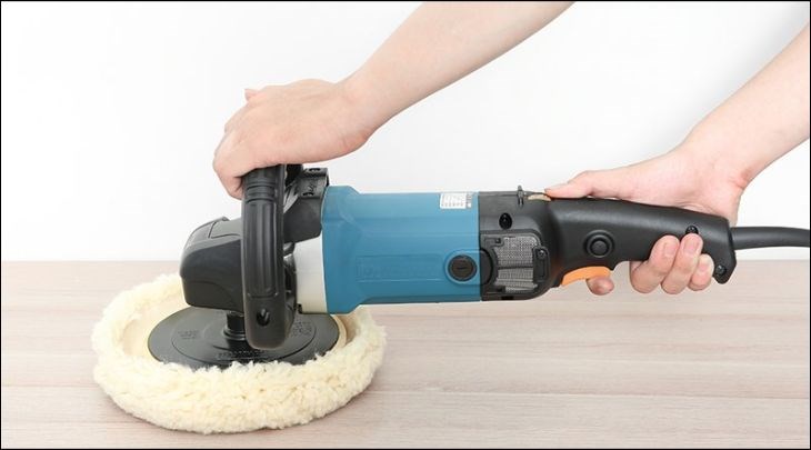 Máy đánh bóng Makita 9237C 1200W được làm từ chất liệu nhựa tốt, cách điện, chống mài mòn, biến dạng khi có tác động lực lớn lên máy