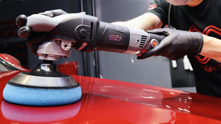 Máy đánh bóng xoay tròn giúp làm phẳng sơn phủ quanh
