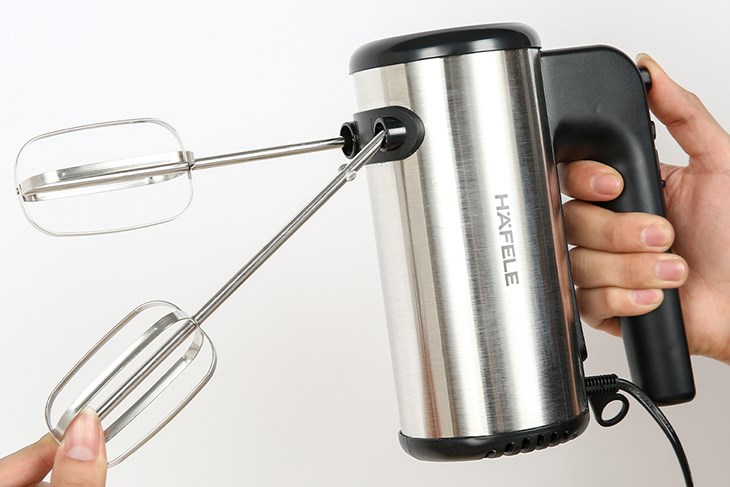 Máy đánh trứng cầm tay Hafele HH-B400A có trọng lượng khá nặng 1.19kg nên dễ gây mỏi tay khi cầm máy quá lâu