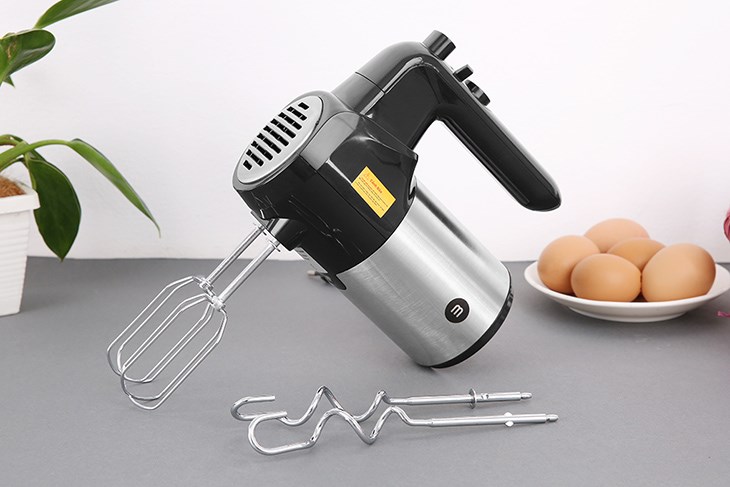 Nhờ được làm từ chất liệu nhựa tốt, máy đánh trứng Mishio MK-215 có phần vỏ ngoài rất chắc chắn và bền bỉ
