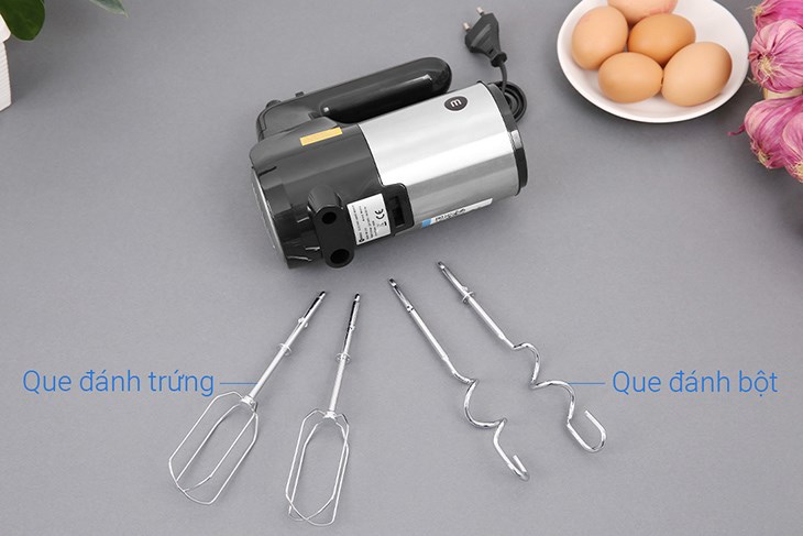 Việc được trang bị 2 bộ que đánh trứng và bột chuyên biệt là điểm cộng lớn của máy đánh trứng Mishio MK-215