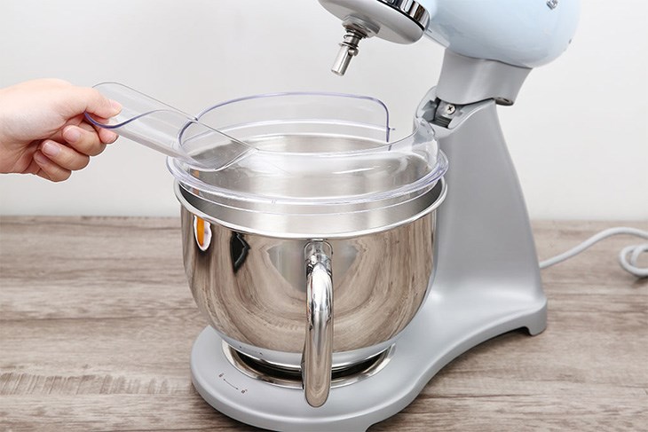 Máy trộn bột đa năng Smeg SMF02PBEU (535.43.608) có chân đế chống trượt giúp máy đứng vững và hoạt động ổn định