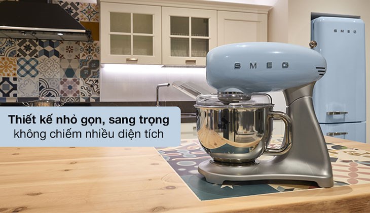 Máy trộn bột đa năng Smeg SMF02PBEU (535.43.608) có thiết có tinh tế và được làm từ chất liệu bền bỉ