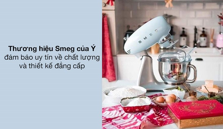 Máy trộn bột đa năng Smeg SMF02PBEU (535.43.608) đến từ Ý có giá 22.99 triệu đồng tương xứng với chất lượng
