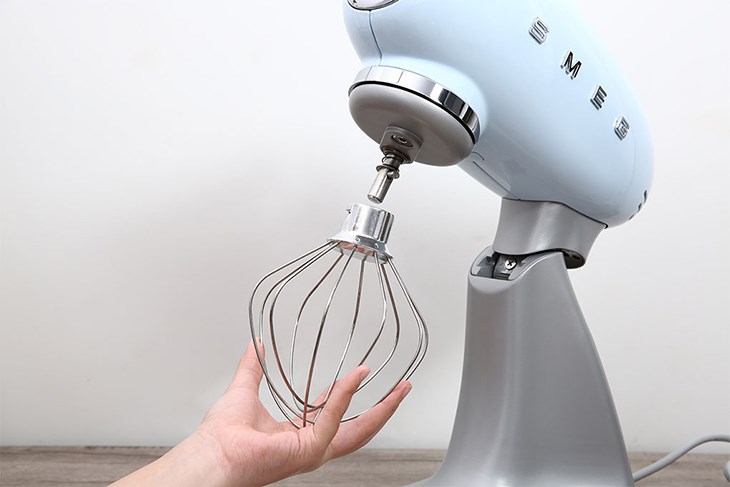 Ưu điểm của Máy trộn bột đa năng Smeg SMF02PBEU (535.43.608)